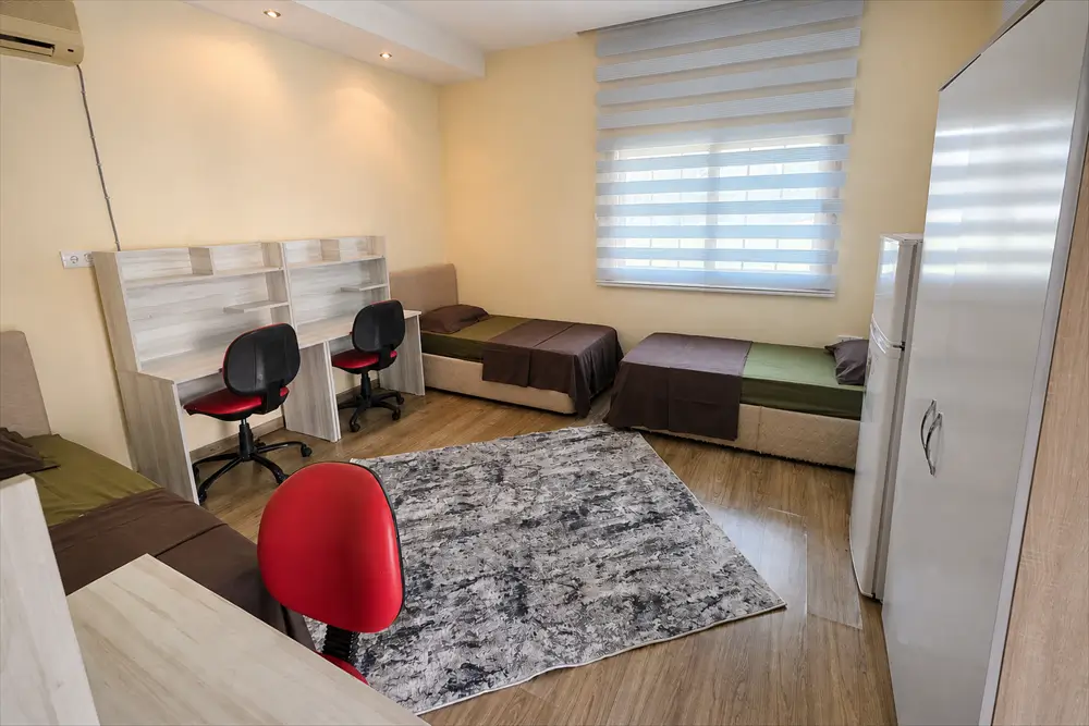 3 Kişilik Banyo Tuvaletli Oda